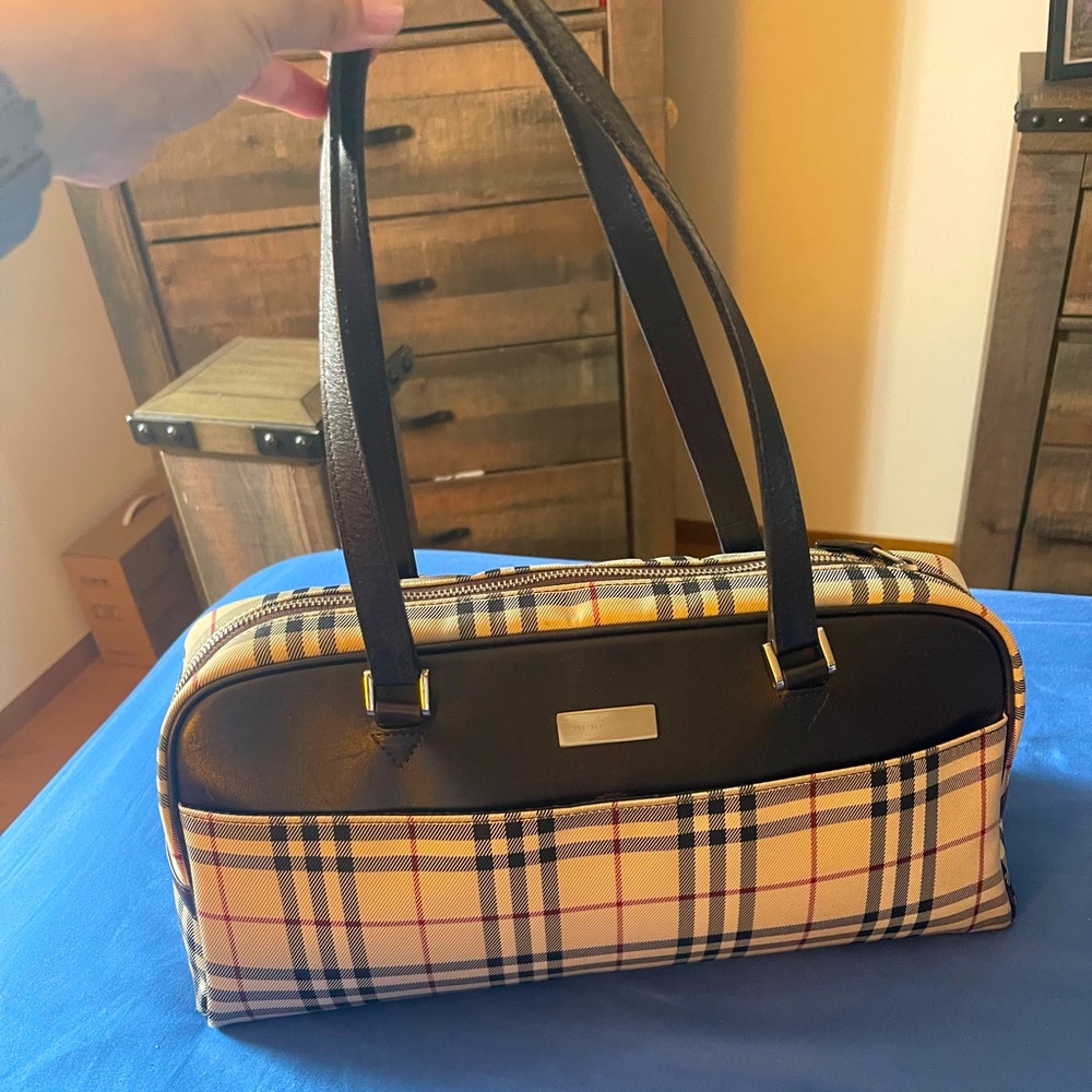 Authentic Burbery Novacheck Shoulder bag - Picture 1 of 11